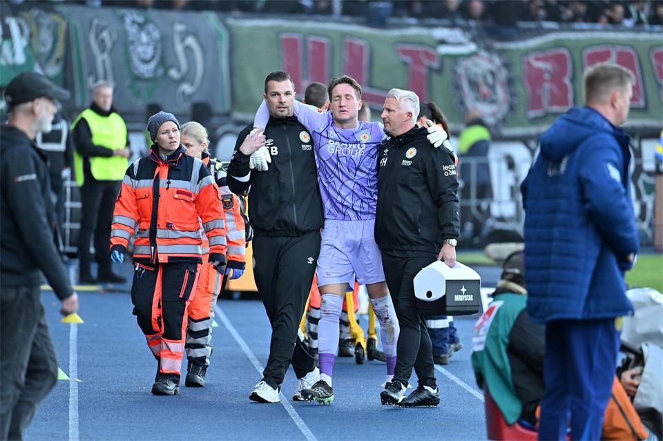 Sorgen um Ron-Thorben Hoffmann: Der Eintracht-Torwart muss verletzt ausgewechselt werden. Swen Pförtner/dpa