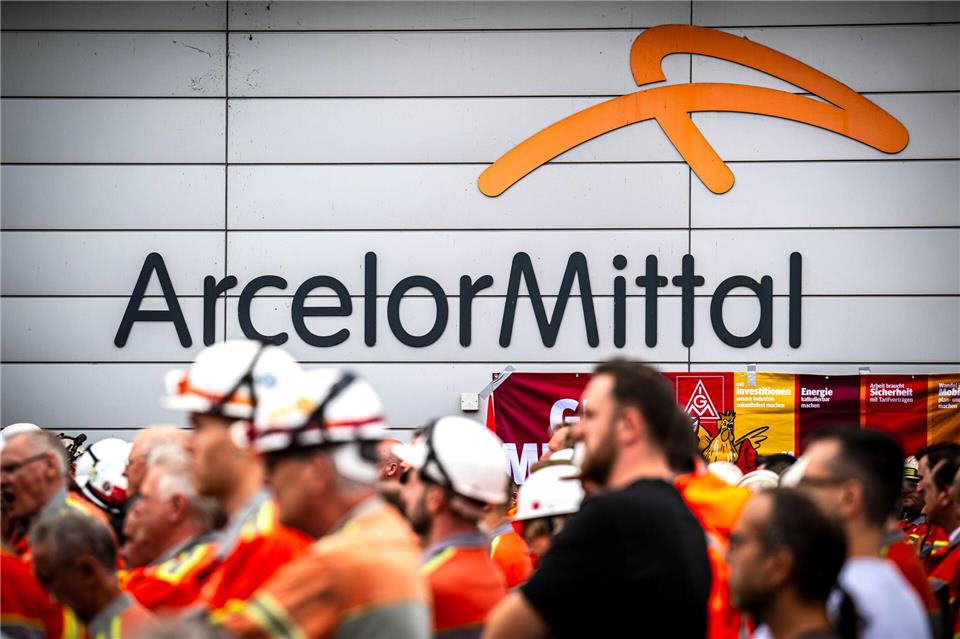 Sorgen um die Zukunft: ArcelorMittal-Beschäftigte haben Ende Juni bei einer Kundgebung ihrem Ärger Luft gemacht.Sina Schuldt/dpa