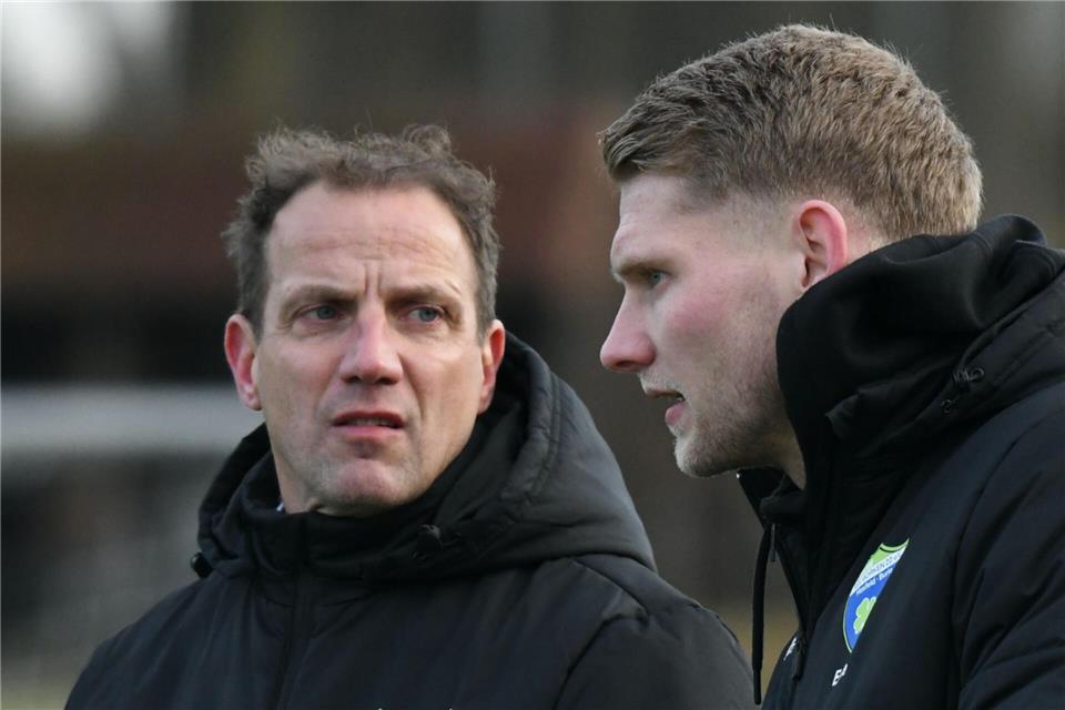 Sorgenvolle Trainer-Mienen beim RSV Borken: Michael Gravermann (links) kam im Winter, sein Assistent David Reckmann wird mit Alex Höing ab Sommer das Team übernehmen.