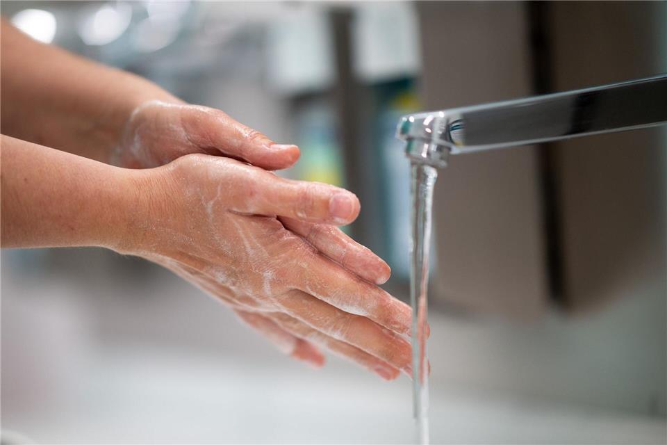 Sorgfältiges Händewaschen senkt das Risiko von Infektionen. (Symbolbild)Jonas Güttler/dpa