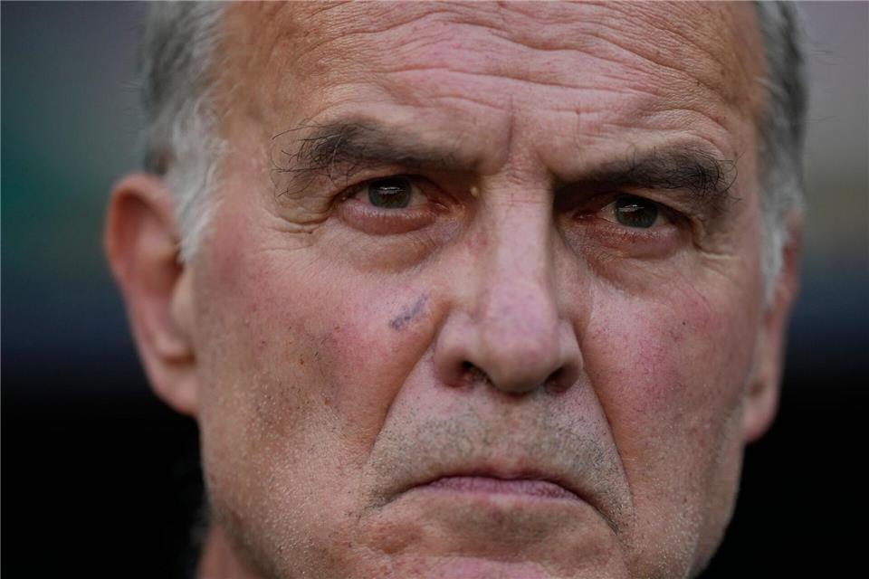 Sorgt für Verwunderung: Uruguays Cheftrainer Marcelo Bielsa. (Archivbild)Natacha Pisarenko/AP/dpa