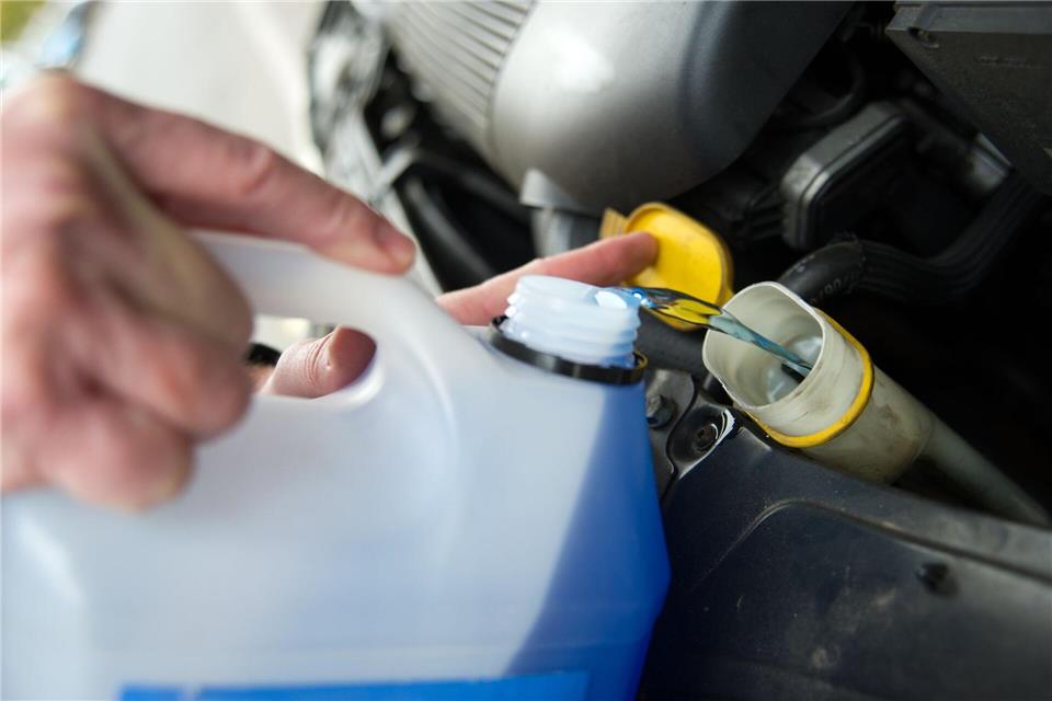 Sorgt für saubere Sicht: Ein geeignetes Frostschutzmittel in der Scheibenwaschanlage.Andrea Warnecke/dpa-tmn