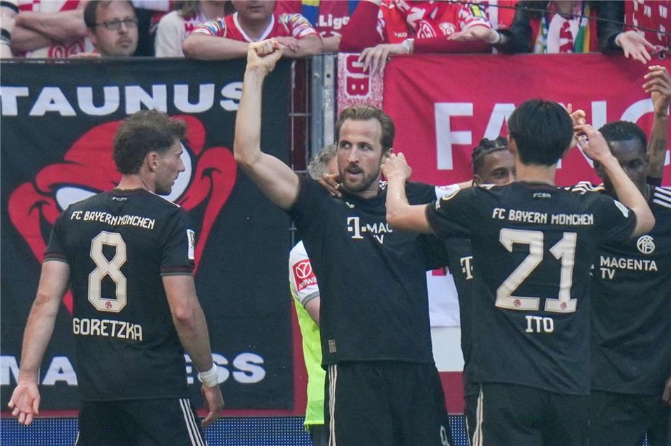 Sorgte für den Siegtreffer: Harry Kane (M).Thomas Frey/dpa