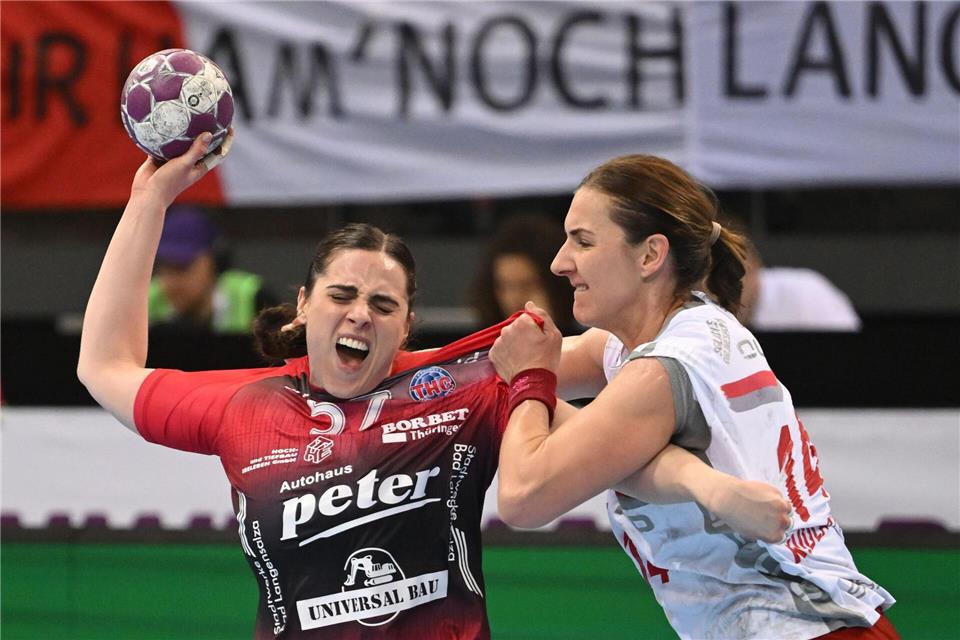 Sorgte für den entscheidenden Treffer: Josefine Hanfland (l). (Archivbild)Marijan Murat/dpa