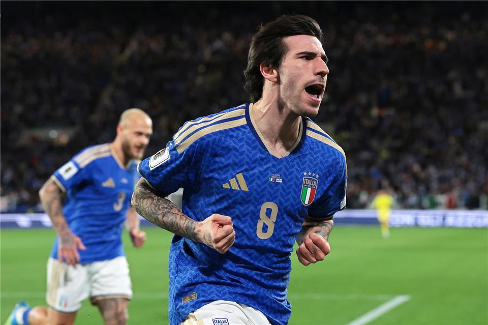 Sorgte für die Befreiung: Italiens 1:0-Torschütze Sandro Tonali (r)  Jonathan Moscrop/CSM via ZUMA Press Wire/dpa