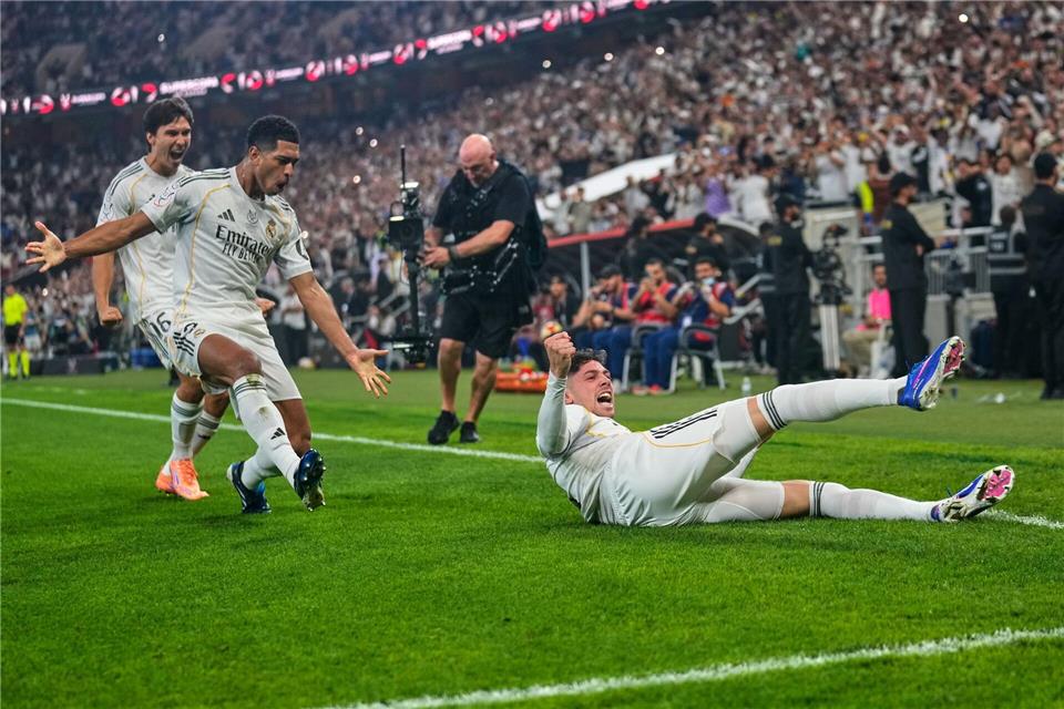 Sorgte für die frühe Führung für Real: Federico Valverde (r).Altaf Qadri/AP/dpa