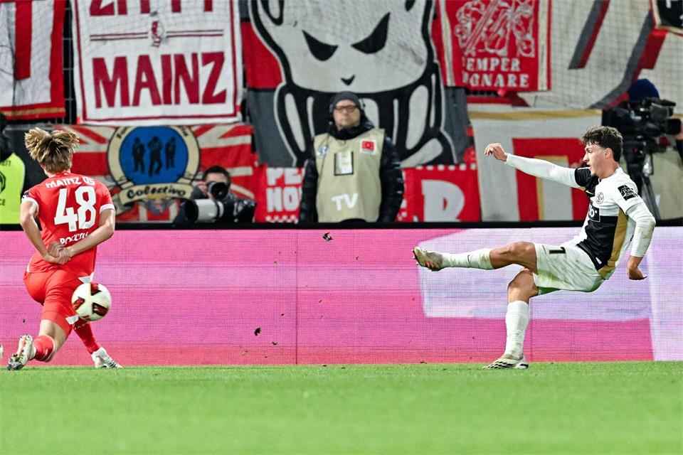 Sorgte mit dem dritten Treffer für die Vorentscheidung: Maurice Krattenmacher. Uwe Anspach/dpa