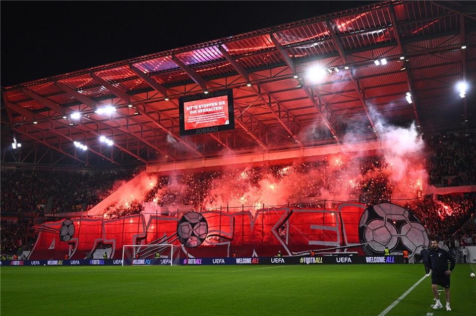 Sorgten für mächtig Stimmung und Zündeleien: Die Fans des SC Freiburg.Tom Weller/dpa