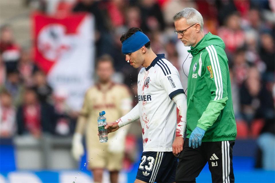 Soufiane El-Faouzi musste blutend vom Platz. Marius Becker/dpa