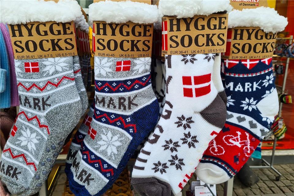 Souvenir, passend zur Jahreszeit: Wintersocken mit der Aufschrift Hygge.Roswitha Bruder-Pasewald/dpa-tmn