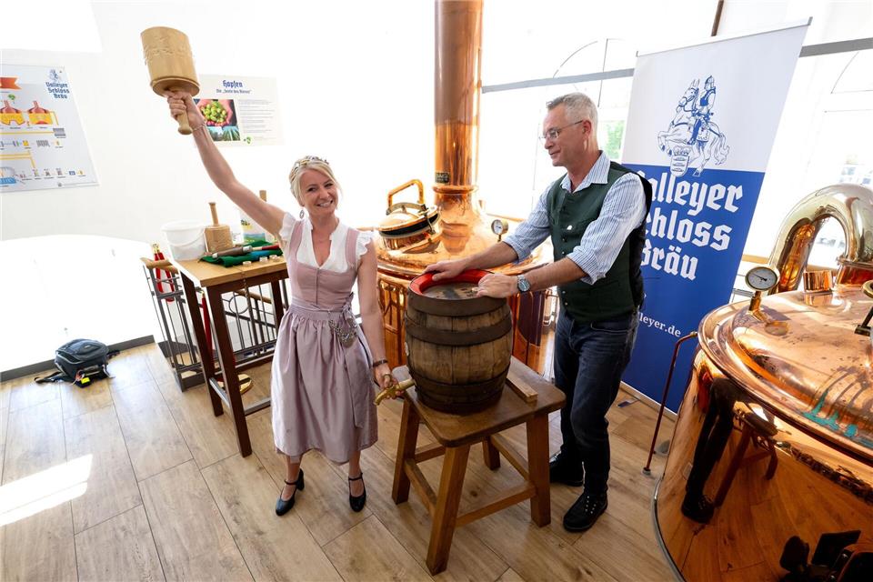 Souverän mit zwei Schlägen: Die neue bayerische Bierkönigin beim Anzapfen ihres ersten Fasses. Sven Hoppe/dpa