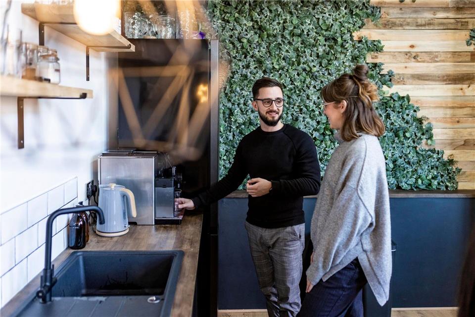 Souverän statt unbeholfen: Small Talk kann man tatsächlich lernen. picture alliance / Westend61