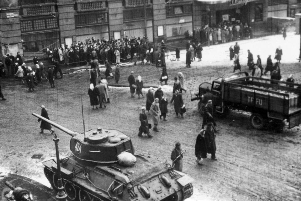 Sowjetische Panzer in den Straßen von Budapest. (Archivbild)DB/dpa