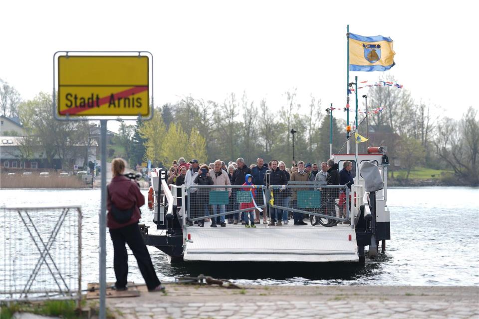 Schleifähre bei Arnis nimmt Betrieb wieder auf Sowohl Einheimische als auch Touristen freuen sich über die neue Fährverbindung.Marcus Brandt/dpa