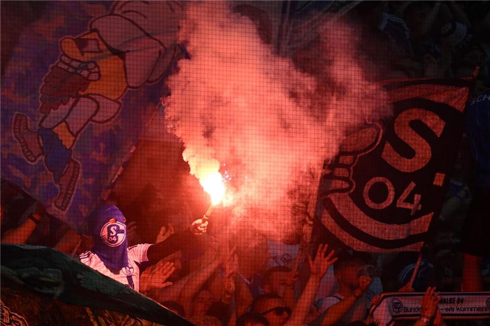 Sowohl Schalker als auch Düsseldorfer zündeten viel Pyrotechnik. Eine Frau wurde dabei schwer verletzt.Bernd Thissen/dpa