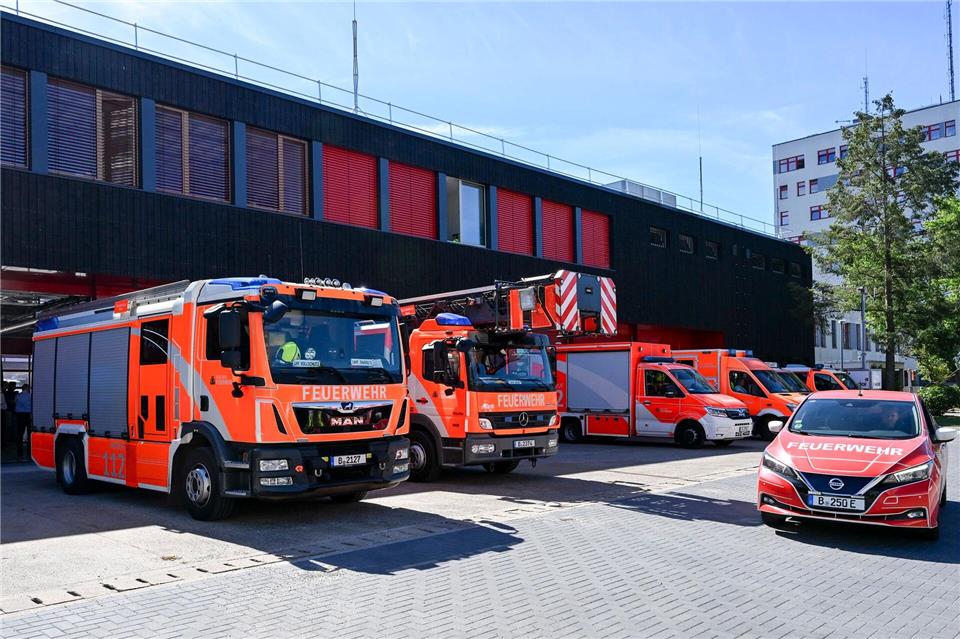 Sowohl beim Rettungsdienst für Menschen mit gesundheitlichen Problemen als auch bei der Rettung nach Unfällen an Badegewässern rechnet die Feuerwehr mit mehr wärmebedingten Einsätzen. Jens Kalaene/dpa