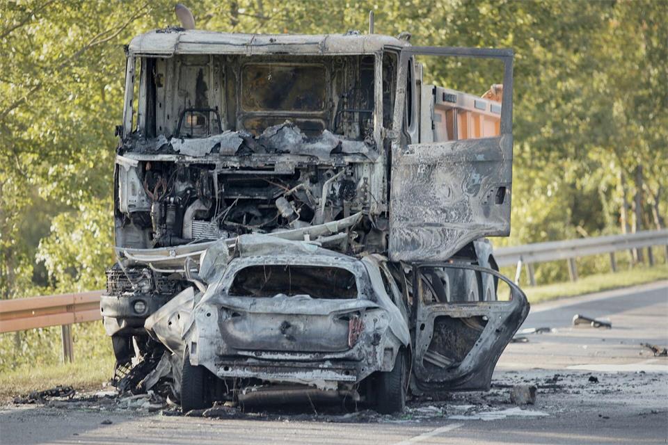 Sowohl das Führerhaus des Lastwagens als auch das Auto brannten aus.Tizian Gerbing/dpa