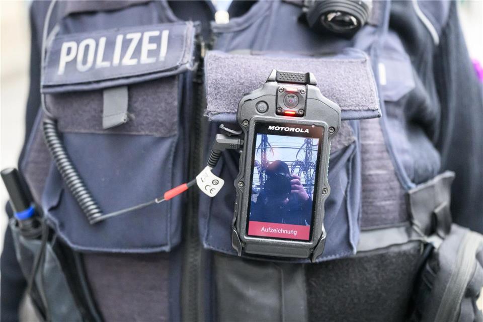 Sowohl die Deutsche Bahn mit ihrem Bereich Sicherheit als auch die Bundespolizei hatten 2025 die Zahl ihrer Streifen im Hauptbahnhof deutlich erhöht. Deshalb wurden auch mehr Delikte erfasst, hieß es. In 170 Fällen ging es um Gewaltdelikte, 2024 waren 151 entsprechende Fälle registriert worden. (Archivbild). Robert Michael/dpa