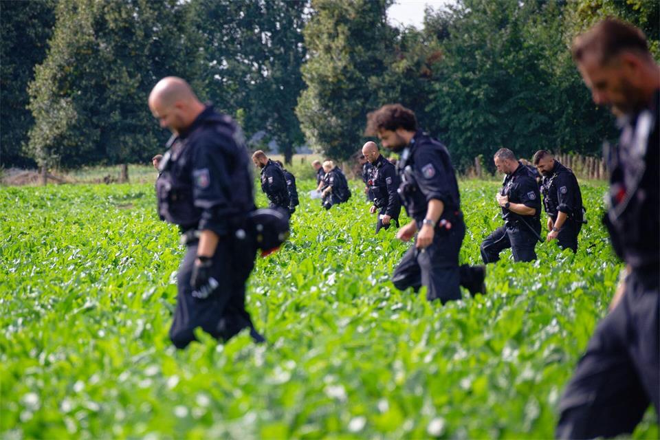 Sowohl in Brandenburg als auch in NRW wurden nach Angaben der Behörden Abschussvorrichtungen und Pyrotechnik gefunden.Henning Kaiser/dpa