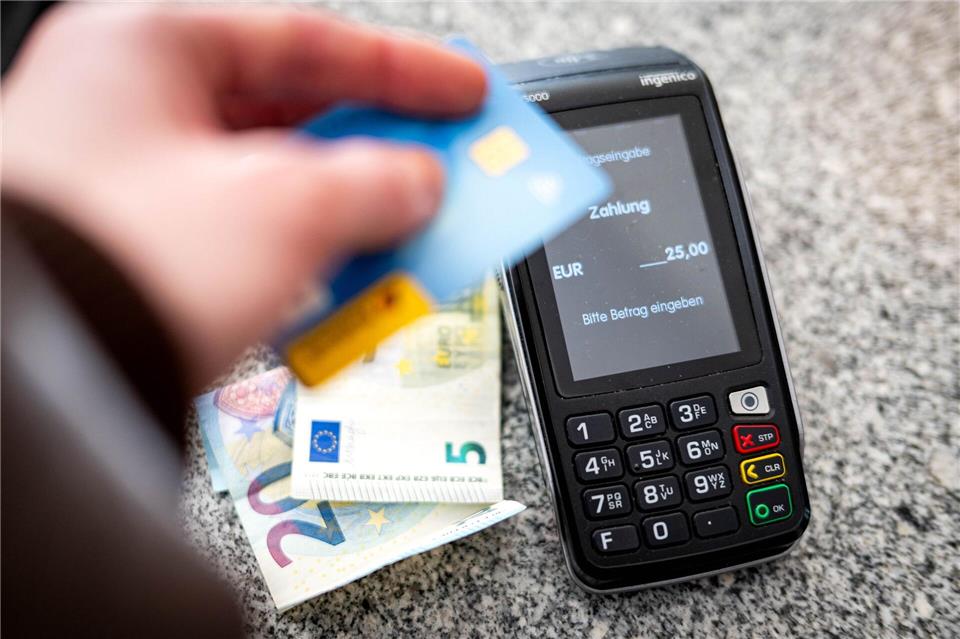 Sowohl zu Hause als auch im Ausland greift zum Bezahlen nur noch gut ein Drittel der Deutschen auf Bargeld zurück. (Symbolbild)Sina Schuldt/dpa