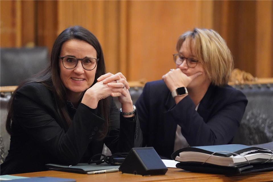 Sozial- und Stadtentwicklungsbehörde wollen mit Bezirken und Pflegekassen das Älterwerden im Quartier erleichtern. (Archivbild)Marcus Brandt/dpa