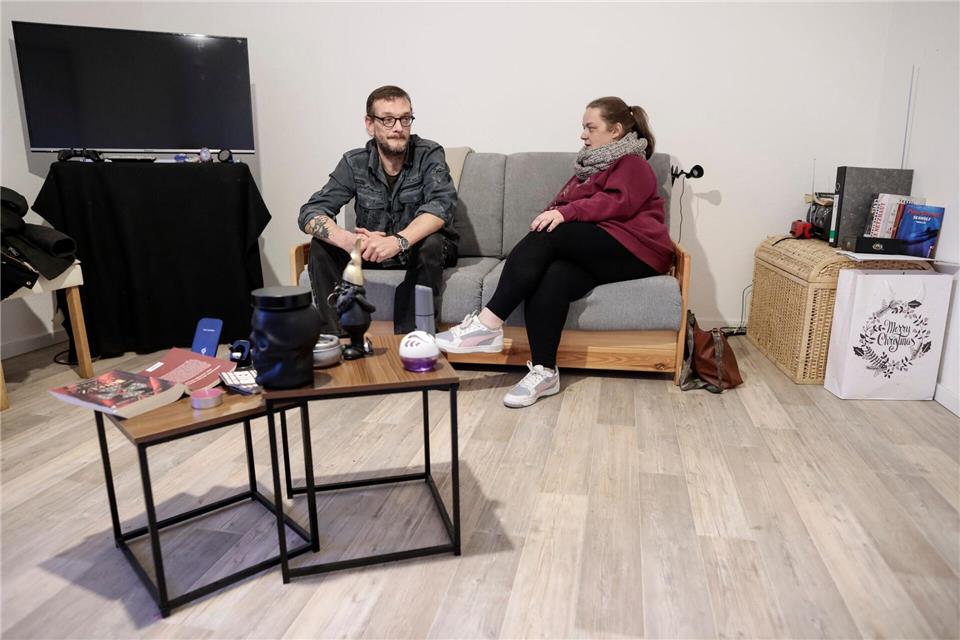 Sozialarbeiterin Yvonne Lösing unterstützt Michael Wagner bei seinem Neuanfang mit eigener Wohnung. David Ebener/dpa