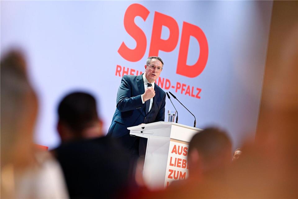 Soziale Gerechtigkeit müsse jeden Tag erkämpft werden, sagte Schweitzer und erinnerte daran, dass er der erste in seiner Familie war, der Abitur gemacht hat. Uwe Anspach/dpa