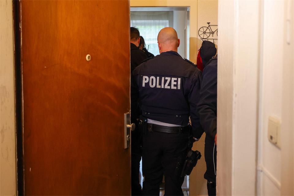 Sozialleistungsmissbrauch findet immer wieder in sogenannten Schrottimmobilien statt - hier eine Razzia in Hagen im September 2025. (Archivfoto)Christoph Reichwein/dpa