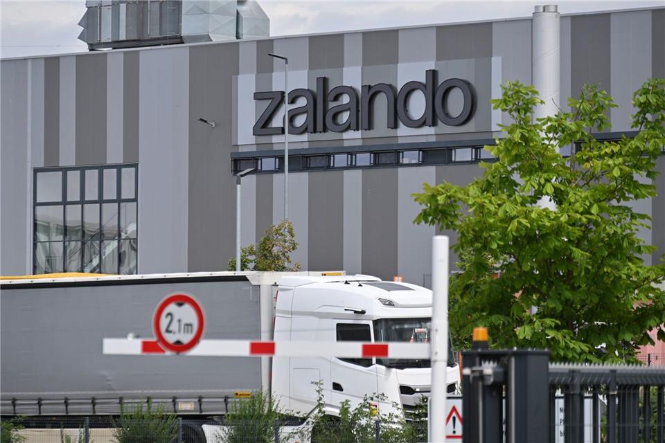 Sozialplan für Erfurter Zalando-Beschäftigte in Erfurt ausgehandelt. (Archivbild) Martin Schutt/dpa