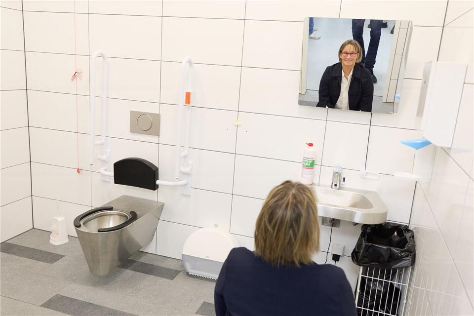Sozialsenatorin Melanie Schlotzhauer (SPD) besichtigt eine Toilette in der neuen Tagesaufenthaltsstätte für Obdachlose in Altona.Georg Wendt/dpa