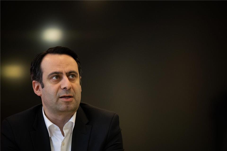 Sozialstaatssekretär Aziz Bozkurt (SPD) fordert beim Bürgergeld einen Kurswechsel seiner eigenen Partei. (Archivbild) Sebastian Gollnow/dpa