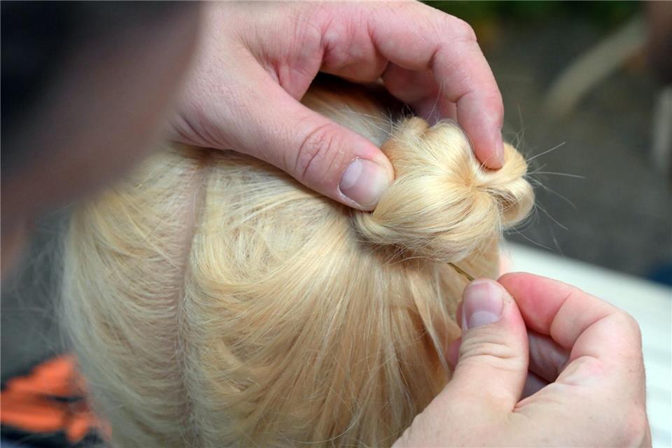 Space Buns, also zwei Dutts hoch am Kopf, spezielle Bubble Braids und verschiedene Flechtfrisuren stehen auf dem Programm.Jennifer Brückner/dpa