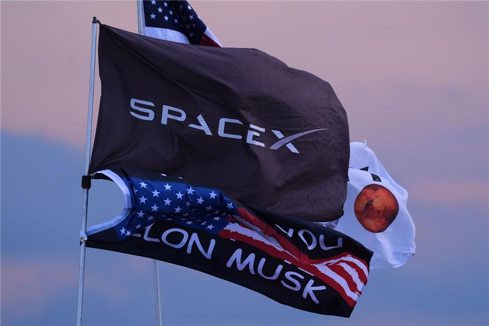 SpaceX war kürzlich mit Musks KI-Unternehmen xAI fusioniert, das mit Anbietern wie Anthropic und OpenAI bei generativen KI-Werkzeugen konkurriert. (Archivbild)Eric Gay/AP/dpa