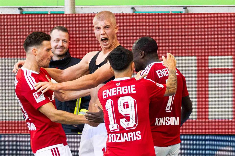 Spät in der Nachspielzeit belohnte sich Energie Cottbus mit dem Ausgleich zum 4:4 gegen Wolfsburg.Michael Matthey/dpa