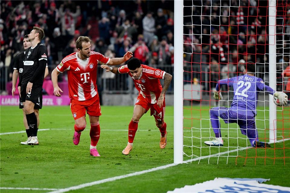 Später Pauli-Frust: Torwart Nikola Vasilj (r) muss den Ball nach dem Treffer von Luis Díaz (M) in der Nachspielzeit aus dem Netz holen. Sven Hoppe/dpa