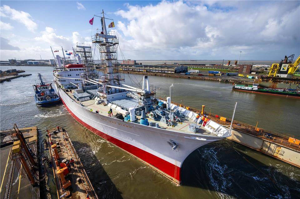 Später sollte das Wasser aus dem Dock gepumpt werden. Sina Schuldt/dpa