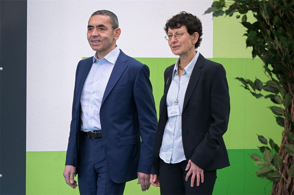 Spätestens Ende des Jahres werden die Biontech-Mitbegründer Sahin und Türeci das Unternehmen verlassen. (Archivfoto)Sebastian Christoph Gollnow/dpa