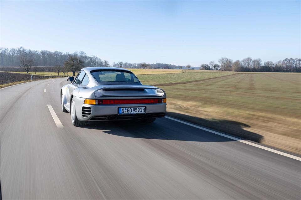 Spätestens, wenn bei hohen Drehzahlen der zweite Turbolader zum Leben erwacht, sieht man vom 959 nur noch die Rücklichter.Deniz Calagan/Porsche AG/dpa-tmn