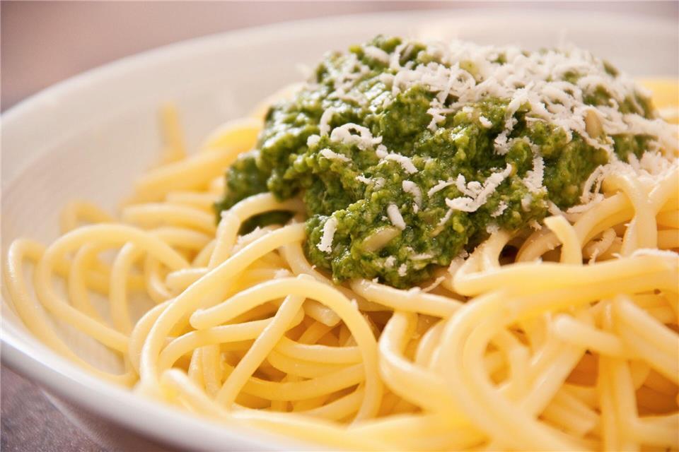 Spaghetti mit grünem Pesto geht immer. Das Magazin „Öko-Test“ gibt nun einem Drittel der getesteten Pestos auch grünes Licht. Mascha Brichta/dpa-tmn