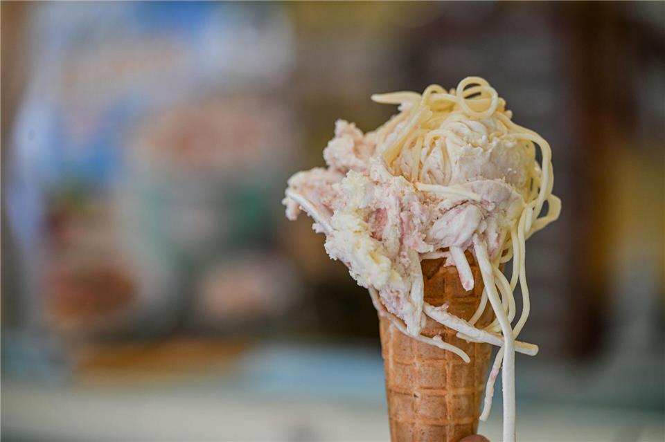 Spaghetti statt Streusel: Diese Eis hat ein besonderes Topping.Jason Tschepljakow/dpa