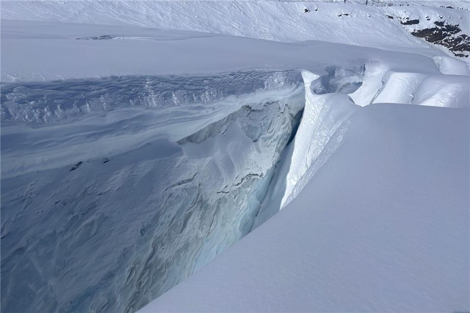 Spalten im Feegletscher: Der Schnee liegt auf dem Eis wie eine Schicht aus Zuckerguss. Nathalie Helene Rippich/dpa-tmn