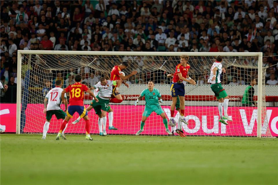 Spanien gewinnt souverän das Auftaktspiel in Bulgarien.Tony Uzunov/AP/dpa