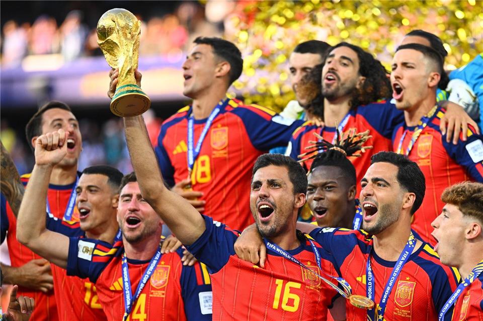 Spanien mit seinem überragenden Kapitän Rodri bejubelt den WM-Titel.  Tom Weller/dpa