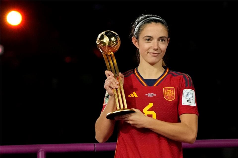 Spaniens Aitana Bonmati hält die Trophäe der Spielerin des Turniers.