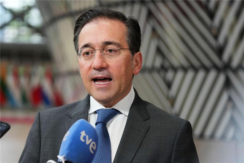Spaniens Außenminister José Manuel Albares hat sich „überrascht“ über das Schweigen von Bundeskanzler Friedrich Merz angesichts scharfer Angriffe von US-Präsident Donald Trump auf Spanien geäußert. Virginia Mayo/AP/dpa