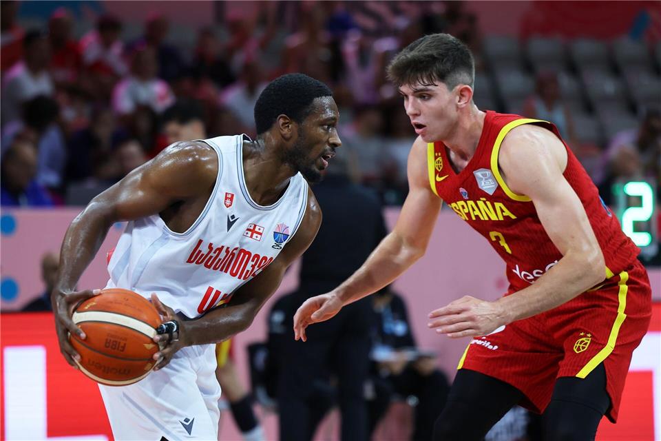 Spaniens Basketballer - hier Sergio De Larrea (r) gegen Georgiens Kamar Baldwi - kamen häufig zu spät.Chara Savvidou/AP/dpa