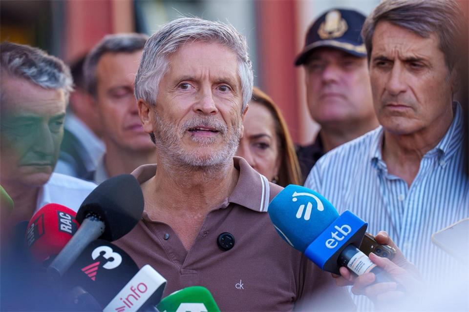Spaniens Innenminister Fernando Grande-Marlaska (Mitte) hat Frontex um Hilfe bei der Registrierung Tausender Migranten in Spaniens Nordafrika-Exklave Ceuta gebeten. (Archivbild)Francisco J. Olmo/EUROPA PRESS/dpa