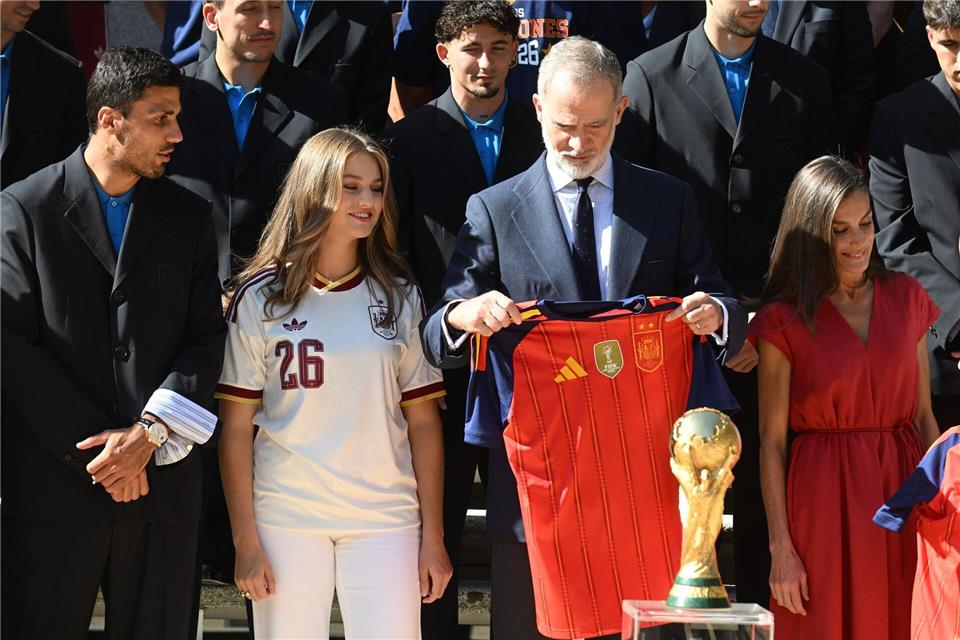 Spaniens König Felipe VI. (2.v.r), seine Frau Letizia (r) und eine ihrer zwei Töchter, die Prinzessin Leonor (2.v.l) empfangen die frisch gekrönten Fußballweltmeister in Madrid.José Oliva/EUROPA PRESS/dpa
