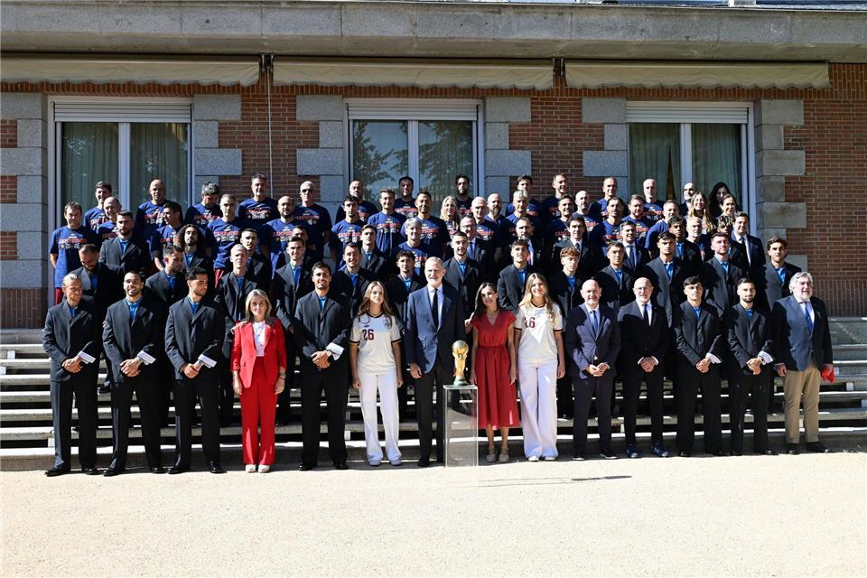 Spaniens König Felipe VI. (M.), seine Frau Königin Letizia (M., r) und ihre Töchter Prinzessin Leonor (6.v.l) und die Infantin Sofia (6.v.r) empfangen die Spieler der spanischen Fußball-Nationalmannschaft nach ihrem Sieg bei der WM in Kanada, Mexiko und den USA. José Oliva/EUROPA PRESS/dpa