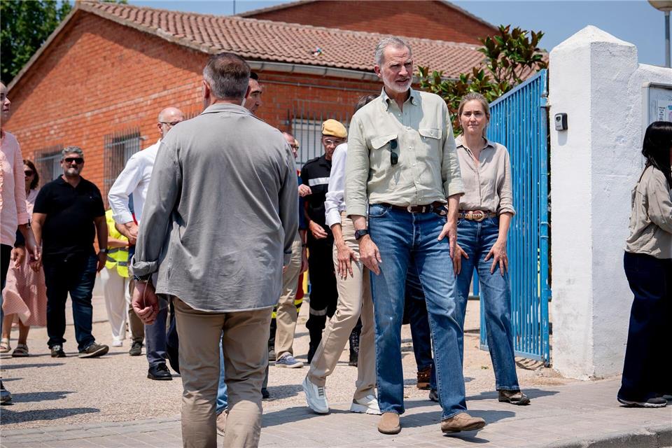 Spaniens König Felipe VI. besuchte eine Notunterkunft.A. Pérez Meca/EUROPA PRESS/dpa
